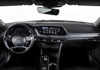 Подержанный автомобиль Hyundai Sonata 2020 года (17 фото)