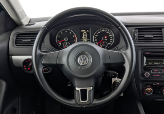 Подержанный автомобиль Volkswagen Jetta Sedan 2012 года (22 фото)