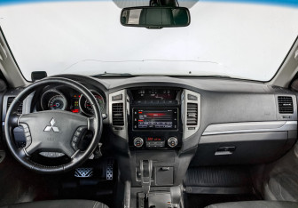 Подержанный автомобиль Mitsubishi Pajero 2017 года (14 фото)