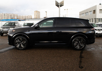 Подержанный автомобиль LiXiang L7 2023 года (8 фото)