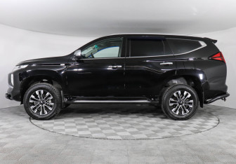 Подержанный автомобиль Mitsubishi Montero Sport 2022 года (8 фото)