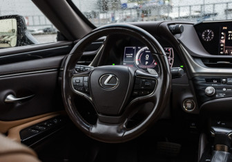 Подержанный автомобиль Lexus ES 2021 года (10 фото)