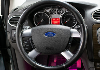 Подержанный автомобиль Ford Focus Sedan 2009 года (17 фото)