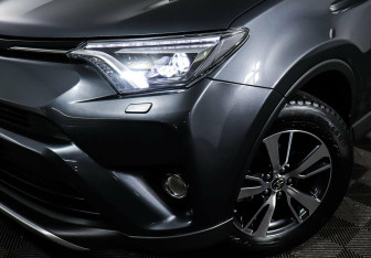 Подержанный автомобиль Toyota RAV4 2015 года (8 фото)
