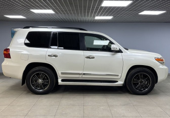 Подержанный автомобиль Toyota Land Cruiser Suv 2014 года (4 фото)