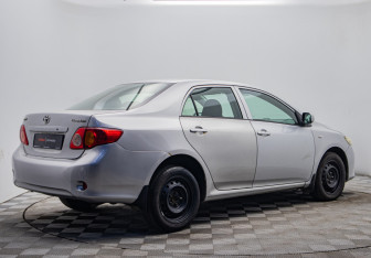Подержанный автомобиль Toyota Corolla Sedan 2008 года (5 фото)
