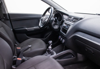 Подержанный автомобиль Kia Rio Hatchback 2015 года (10 фото)