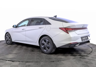 Подержанный автомобиль Hyundai Elantra Sedan 2021 года (7 фото)