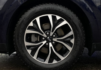 Подержанный автомобиль Kia Carnival 2021 года (9 фото)