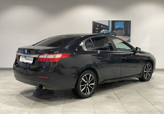 Подержанный автомобиль Renault Latitude 2011 года (5 фото)