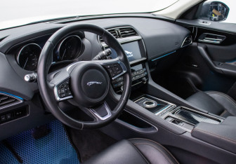 Подержанный автомобиль Jaguar F-Pace 2020 года (9 фото)