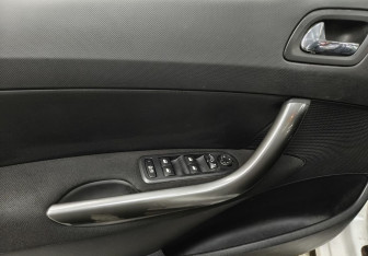 Подержанный автомобиль Peugeot 308 Hatchback 2012 года (15 фото)