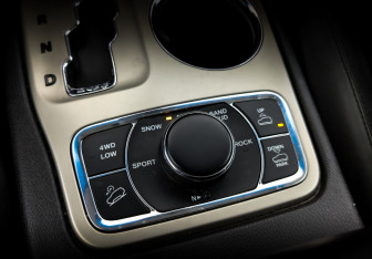 Подержанный автомобиль Jeep Grand Cherokee 2012 года (28 фото)