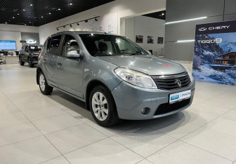 Подержанный автомобиль Renault Sandero 2010 года (3 фото)