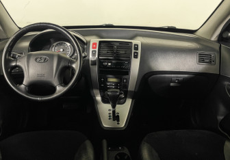Подержанный автомобиль Hyundai Tucson 2006 года (12 фото)