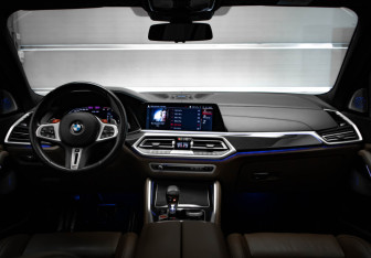 Подержанный автомобиль BMW X5 M 2022 года (8 фото)