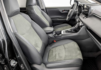 Подержанный автомобиль Toyota RAV4 2024 года (25 фото)