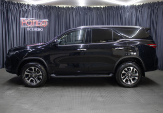Подержанный автомобиль Toyota Fortuner 2022 года (8 фото)
