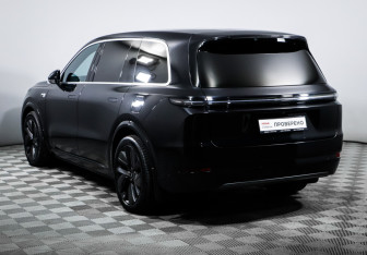 Подержанный автомобиль LiXiang L9 2023 года (7 фото)