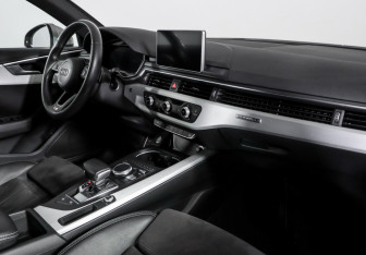 Подержанный автомобиль Audi A4 Sedan 2017 года (9 фото)
