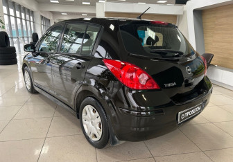 Подержанный автомобиль Nissan Tiida Hatchback 2010 года (7 фото)