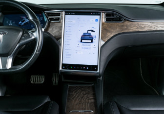 Подержанный автомобиль Tesla Model X 2018 года (12 фото)