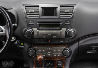 Подержанный автомобиль Toyota Highlander 2012 года (15 фото)