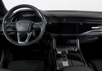 Подержанный автомобиль Audi Q8 2019 года (12 фото)