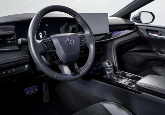 Подержанный автомобиль Toyota Camry Sedan 2024 года (14 фото)