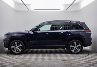 Подержанный автомобиль Jeep Grand Cherokee 2023 года (2 фото)