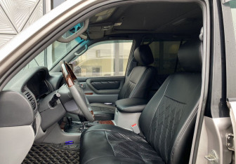 Подержанный автомобиль Toyota Land Cruiser Suv 2000 года (20 фото)