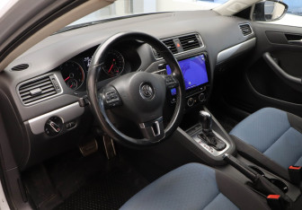 Подержанный автомобиль Volkswagen Jetta Sedan 2013 года (7 фото)