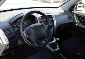 Подержанный автомобиль Hyundai Tucson 2008 года (10 фото)