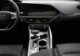 Подержанный автомобиль Geely Tugella 2024 года (14 фото)