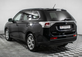 Подержанный автомобиль Mitsubishi Outlander 2012 года (7 фото)