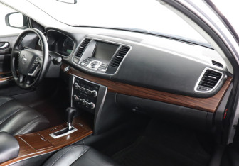 Подержанный автомобиль Nissan Teana 2010 года (10 фото)