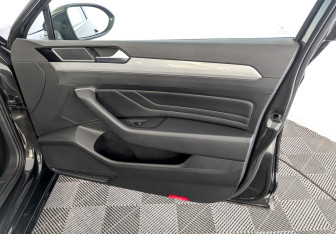 Подержанный автомобиль Volkswagen Passat Sedan 2020 года (25 фото)