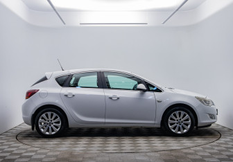 Подержанный автомобиль Opel Astra Hatchback 2012 года (4 фото)