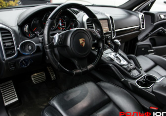 Подержанный автомобиль Porsche Cayenne 2013 года (21 фото)