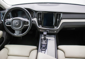 Подержанный автомобиль Volvo V60 2020 года (12 фото)
