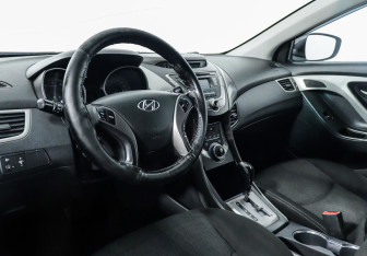 Подержанный автомобиль Hyundai Elantra Sedan 2012 года (8 фото)