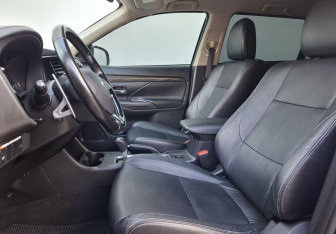 Подержанный автомобиль Mitsubishi Outlander 2016 года (10 фото)