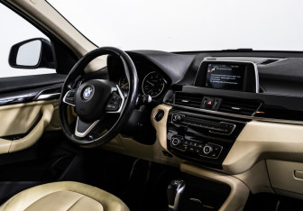 Подержанный автомобиль BMW X1 2017 года (9 фото)