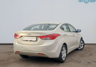 Подержанный автомобиль Hyundai Elantra Sedan 2012 года (5 фото)