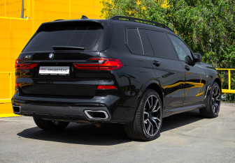 Подержанный автомобиль BMW X7 2021 года (5 фото)