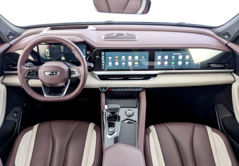 Подержанный автомобиль Geely Monjaro 2023 года (18 фото)