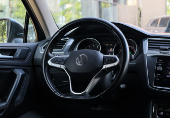 Подержанный автомобиль Volkswagen Tiguan 2021 года (12 фото)