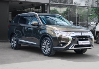 Подержанный автомобиль Mitsubishi Outlander 2019 года (3 фото)