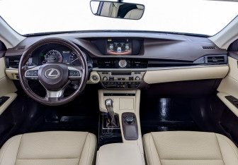 Подержанный автомобиль Lexus ES 2016 года (14 фото)
