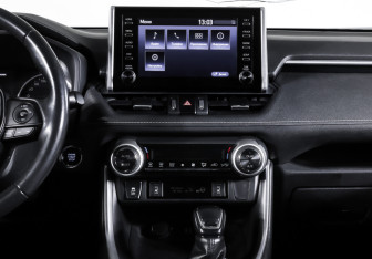 Подержанный автомобиль Toyota RAV4 2019 года (13 фото)